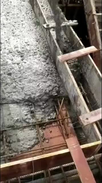 工人自制混凝土,如此塌落度,您感觉怎么样